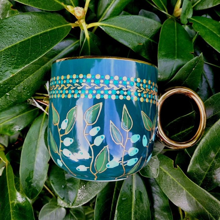 Ręcznie malowany kubek z oliwkowym akcentem